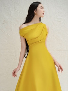 越南设计师早秋新款褶皱斜肩一字领姜黄色连衣裙女聚会露肩小礼服